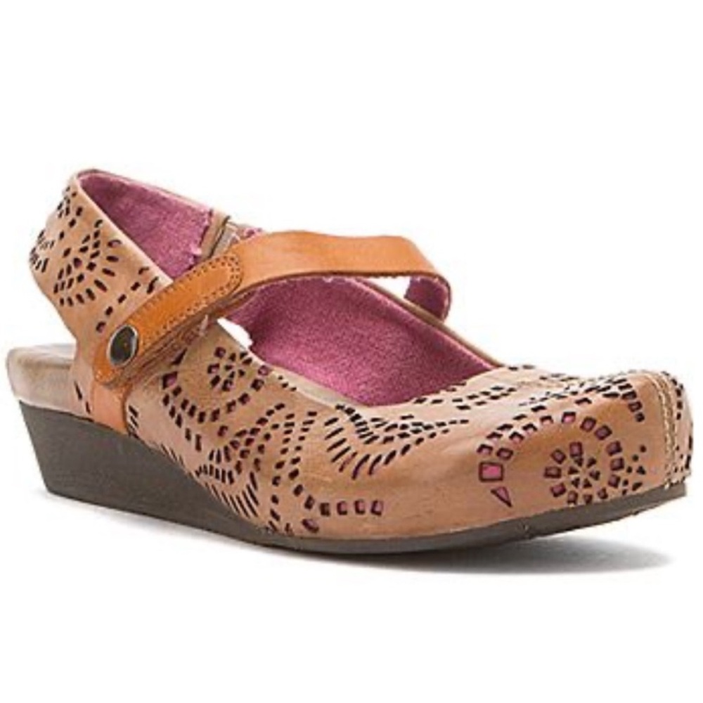 OTBT Springfield Perforated Leather Slingback Wedges Closed Toe Velcro Tan 6